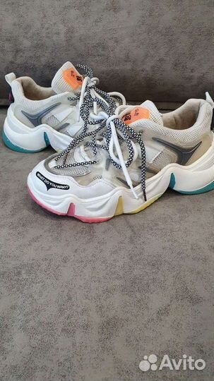 Кроссовки женские