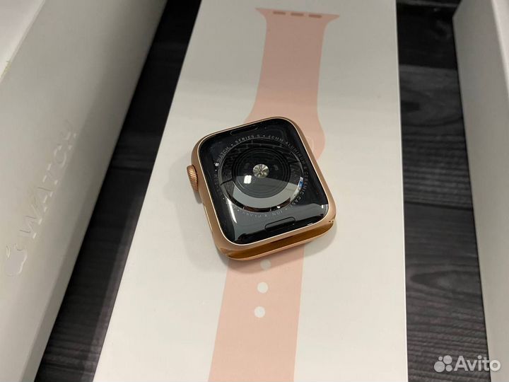 Смарт-часы Apple Watch Series 5 40mm Gold Aluminum