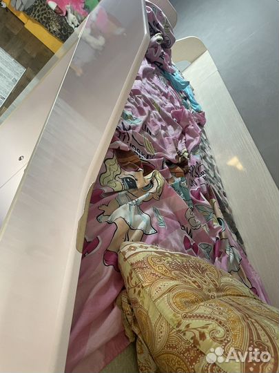 Детская кровать чердак со столом и шкафом