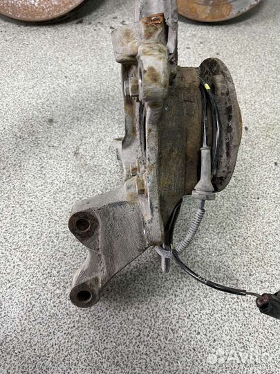 Поворотный кулак правый volvo xc90