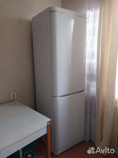 Холодильник Ariston бу в рабочем состоянии