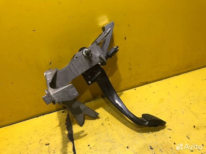 Педаль тормоза Volkswagen Passat 2000-2005