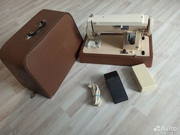 Домашняя швейная зигзаг машина Radom 432. Польша