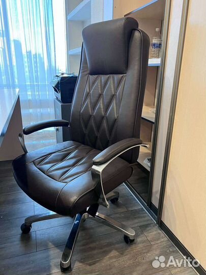Офисное кресло руководителя