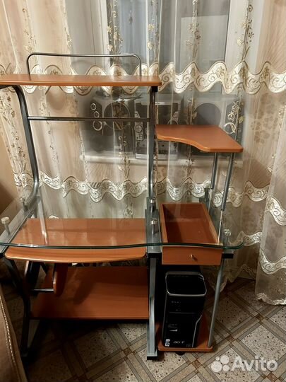 Компьютерный стол стеклянный