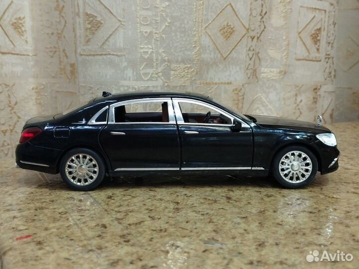 Модель Mercedes-Benz E-300еL масштаб 1:24