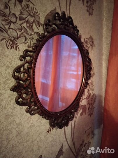 Зеркало в металлической оправе