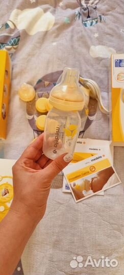 Молокоотсос medela + calma+ пакеты для молока