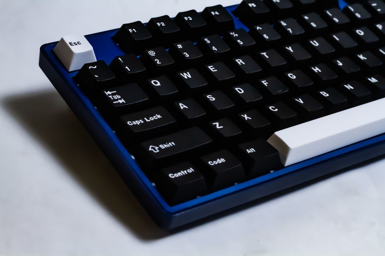 Aliexpress клавиатура 60 40. Geek side. Капс на клавиатуре. Sa troubleminds keycaps. Kira mechanical keyboard.