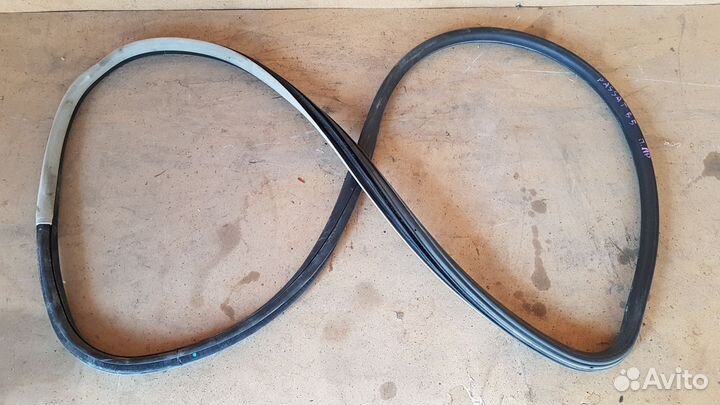 Уплотнитель проема передней правой двери passat B5