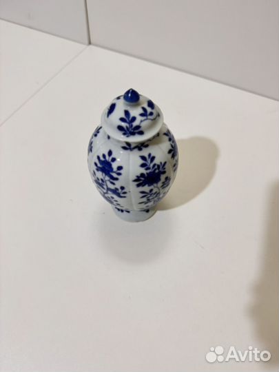 Фарфоровая ваза с крышкой