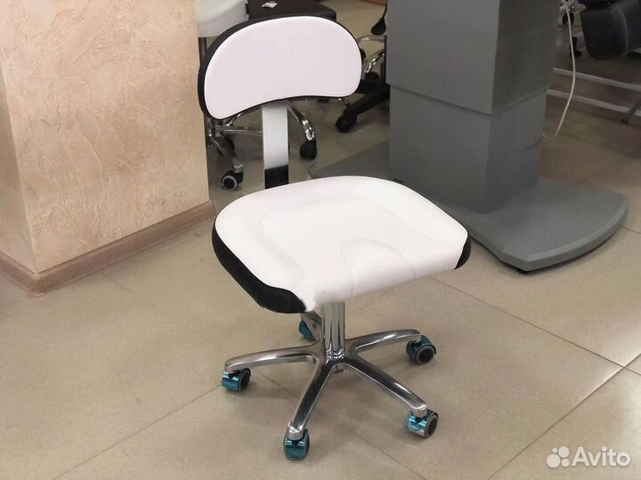 Стул для мастера маникюра