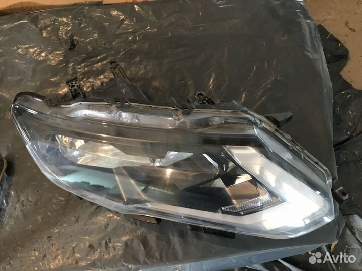 Фара Nissan X-Trail