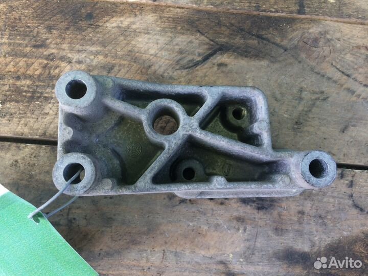 Кронштейн левый Opel Astra H 1.8 АКПП