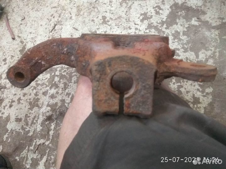 Кулак поворотный передний правый на Ниссан Кашкай