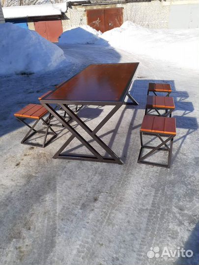 Стол с табуретками