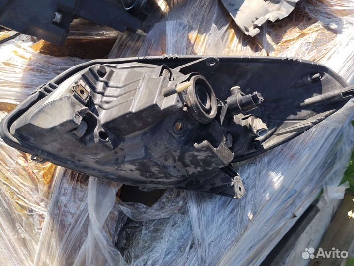 Фара правая Renault Sandero-8200733877