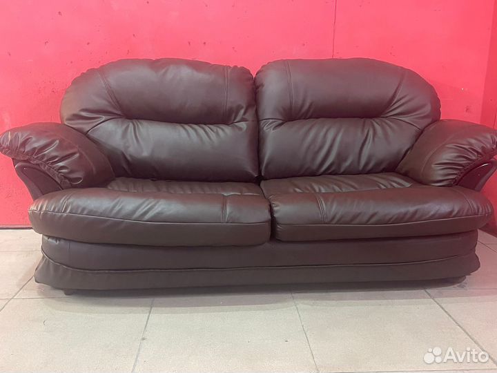 Кожаный диван