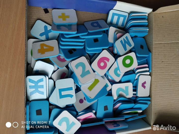 Кассе букв и цифр на магнитах