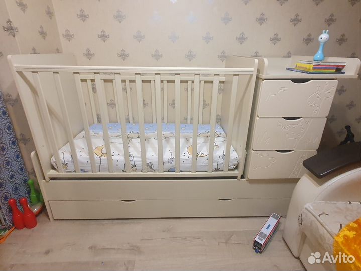 Детская кроватка с маятником и ящиком