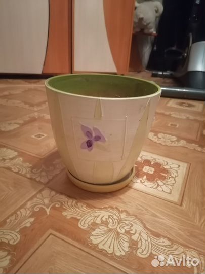 Большой цветочный горшок