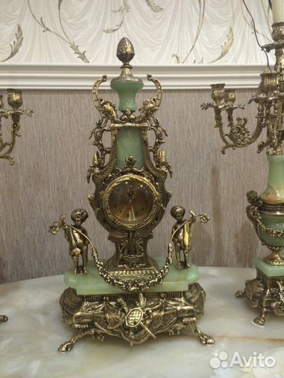 Часы бронзовые с ониксом белые