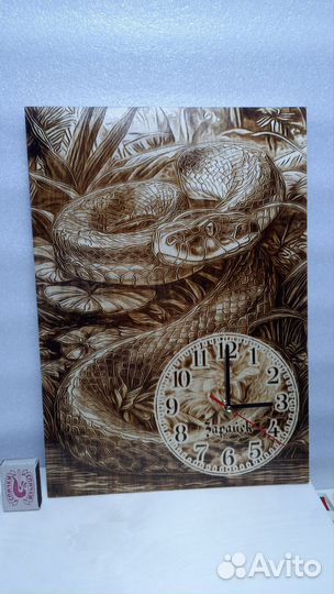Часы настенные со змеей вызженные на дереве