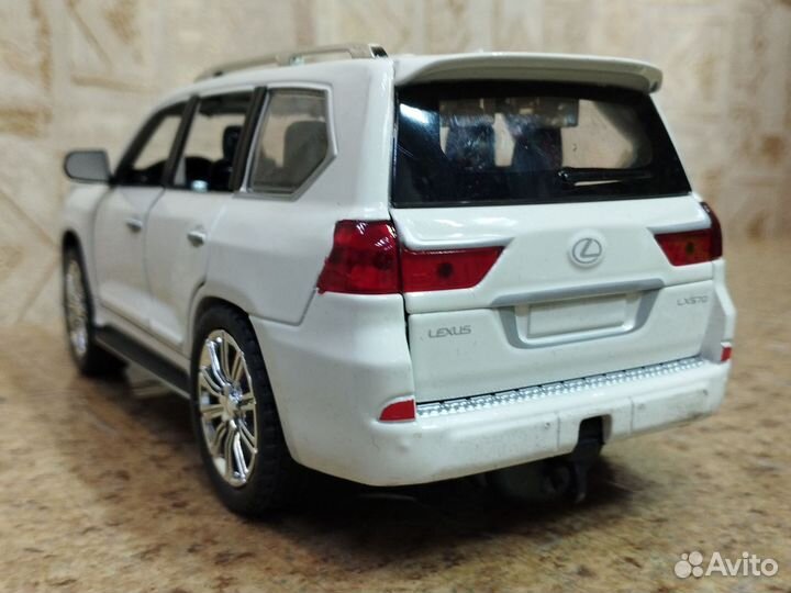 Lexus LX 570 с дымом металлическая модель 1:24