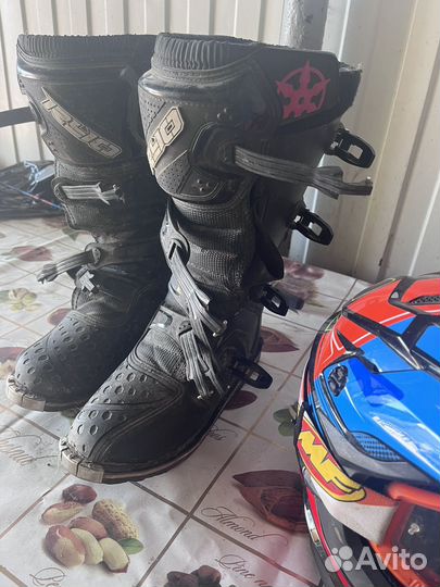 Мотоботы и шлем с очками