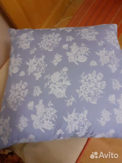 Подушка перьевая, в отличном состоянии
