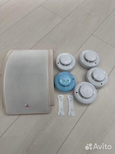 Пожарные датчики и громкоговоритель