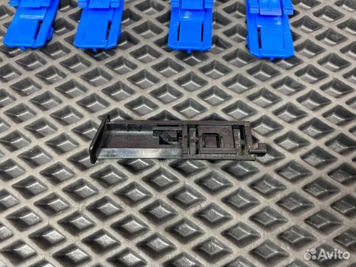 Крепление молдинга двери переднее правое Honda