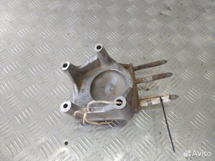 Кронштейн (сопут. товар) Mitsubishi Pajero 6B31