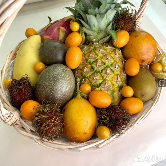 Набор экзотических фруктов (манго, ананасы, мараку