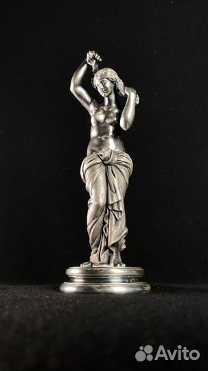 Серебряная статуэтка обнаженной молодой девушки