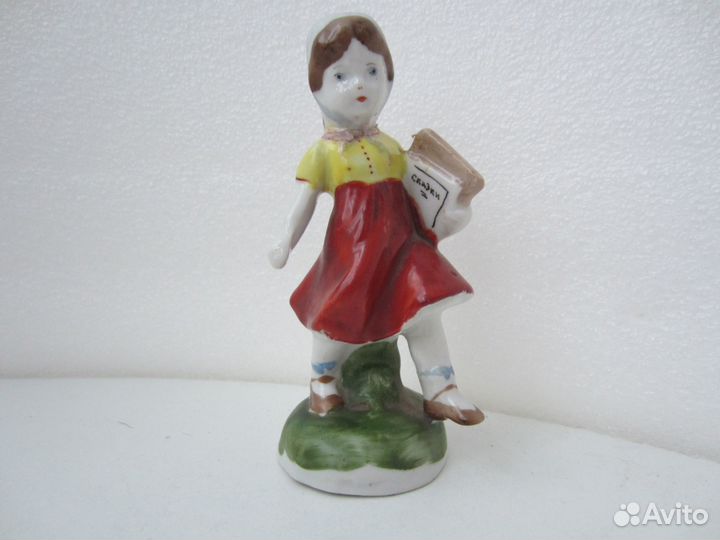 Девочка С книгой сказки-азбука Бронницы 1940-е