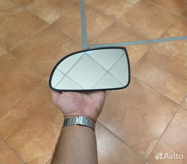 Стекло зеркала наружного левого на Hyundai Accent