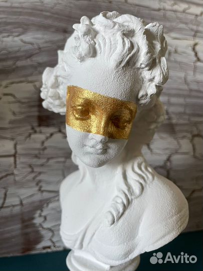 Бюст девушки - гипс