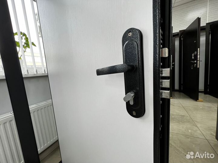 Дверь входная белая