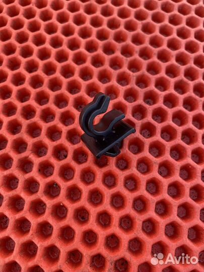 Клипса палки капота Mitsubishi Carisma