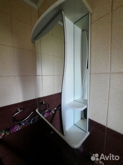 Зеркало для ванной комнаты с полками