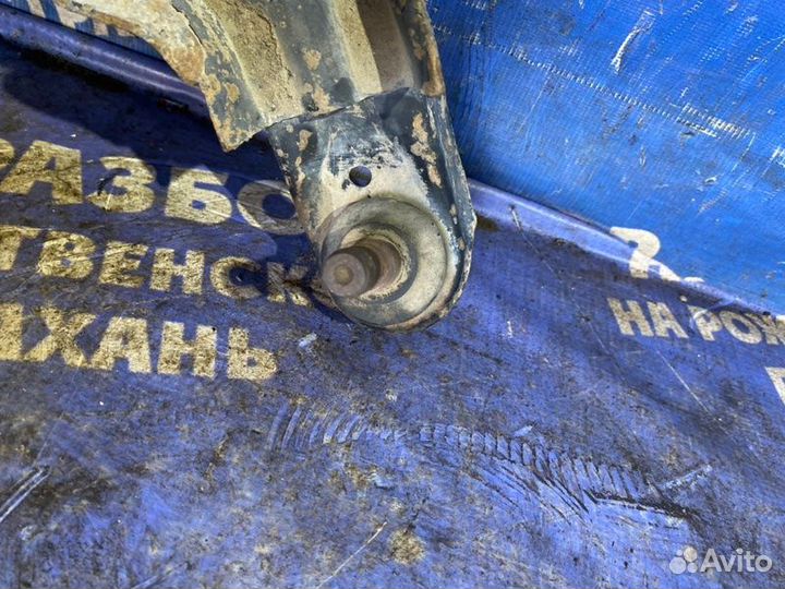 Передний правый рычаг Nissan Primera P10 седан