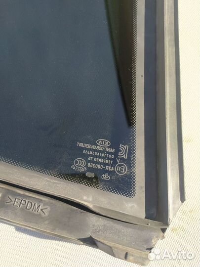 Стекло двери задней левой (форточка) Kia Quoris I