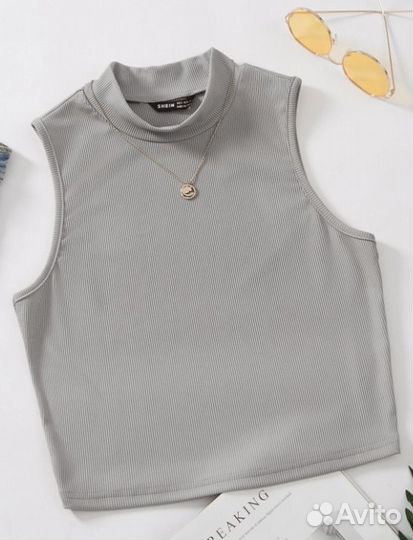 Трикотажный топ в рубчик с воротником под горло