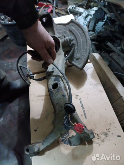 Правый поворотный кулак Volkswagen Passat B5+