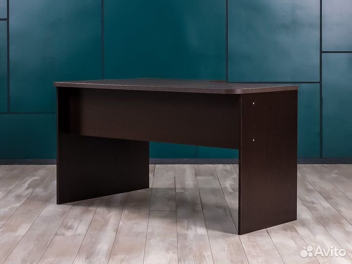 Угловой стол для персонала