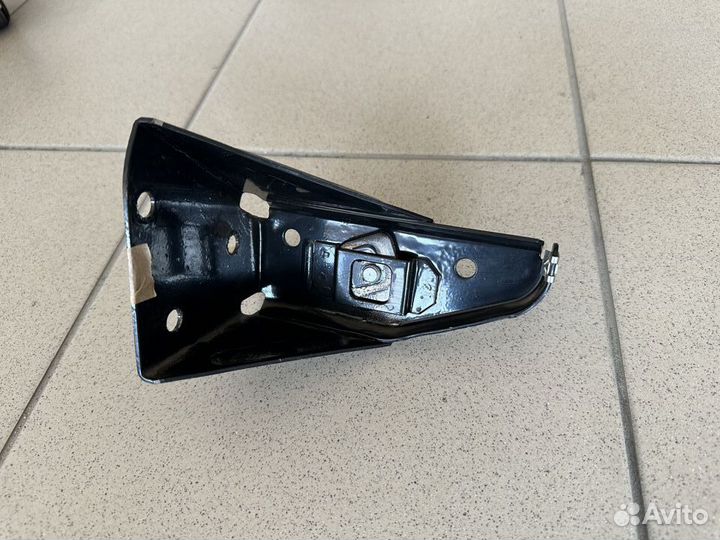 Кронштейн задних сидений левый Шевроле Нива