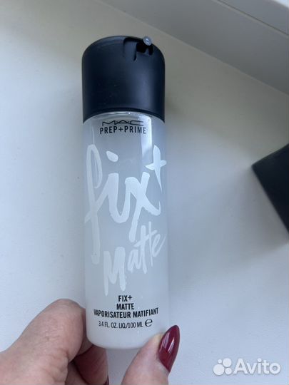 Фиксирующий спрей Mac для жирной кожи