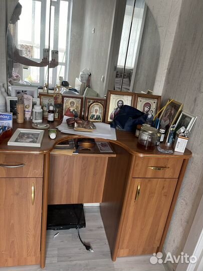 Туалетный столик с зеркалом