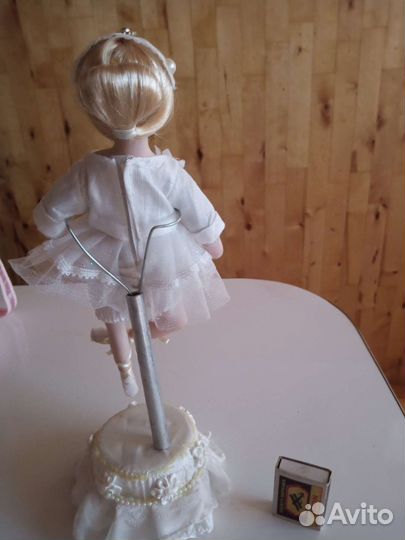 Кукла фарфоровая коллекционная
